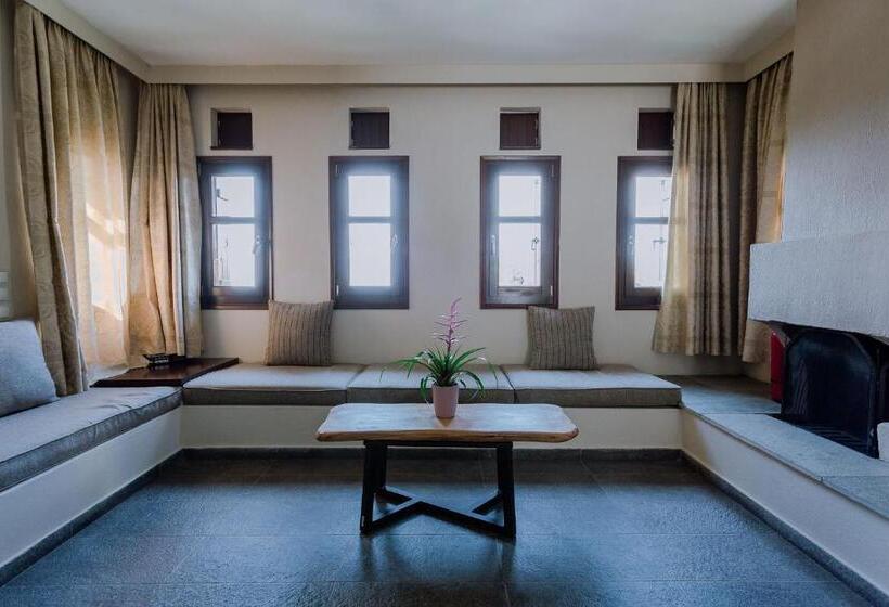 سوییت لوکس, 12 Months Resort & Spa