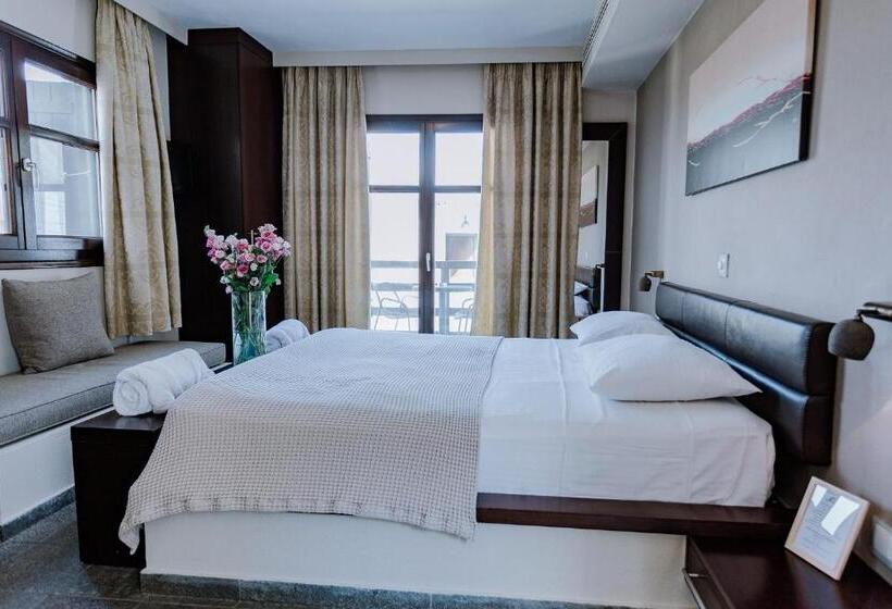 سوییت لوکس, 12 Months Resort & Spa
