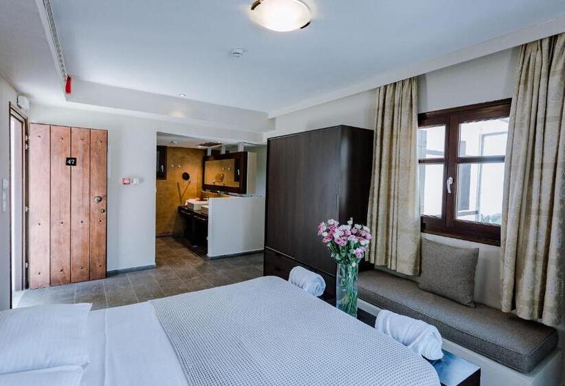 سوییت لوکس, 12 Months Resort & Spa