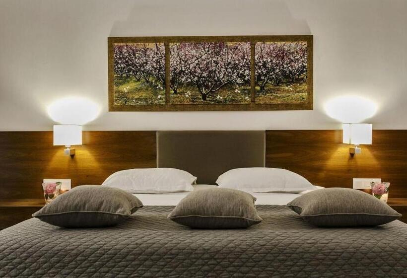 سوییت جونیور, 12 Months Resort & Spa