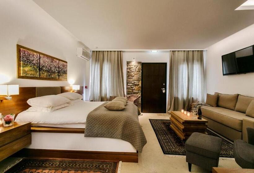 سوییت جونیور, 12 Months Resort & Spa