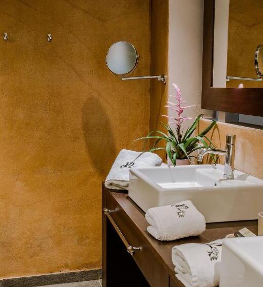 اتاق لوکس, 12 Months Resort & Spa