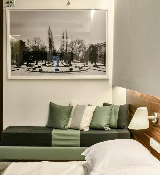 اتاق لوکس, 12 Months Resort & Spa