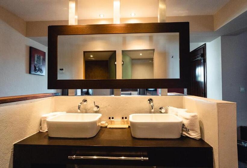 سوییت با چشم‌انداز دریا, 12 Months Resort & Spa