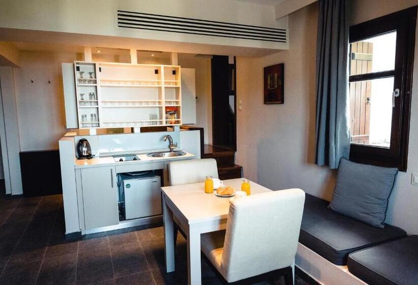 سوییت با چشم‌انداز دریا, 12 Months Resort & Spa