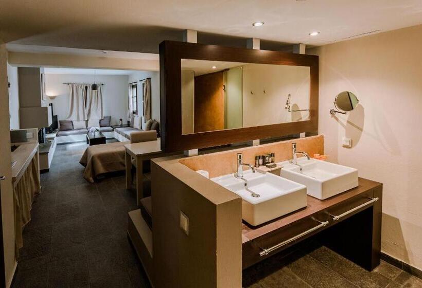 سوییت اجرایی, 12 Months Resort & Spa