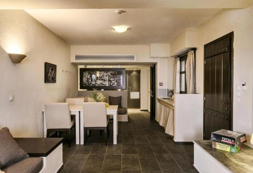 سوییت اجرایی, 12 Months Resort & Spa