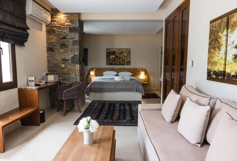 سوییت جونیور, 12 Months Resort & Spa