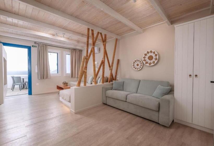 سوییت با چشم‌انداز دریا, Blue Bay Resort Village