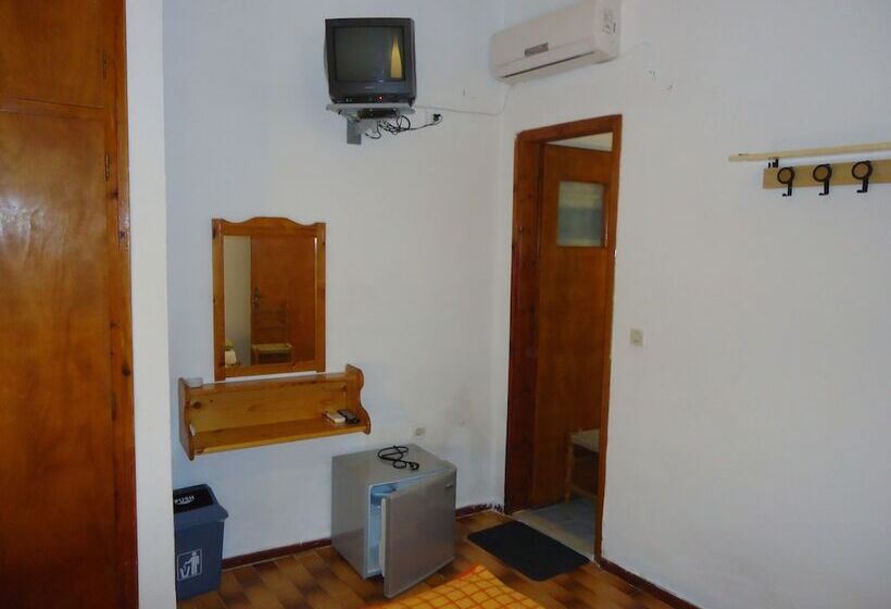 اتاق ساده سه‌ نفره, Pension Margarita