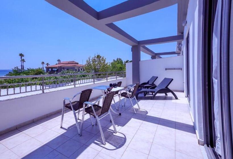 سوییت جونیور با چشم‌انداز دریا, Buka Sandy Beach