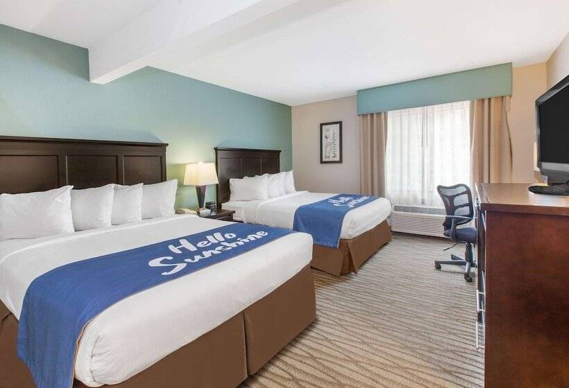 Quarto Estandar 2 Camas Casal, Days Inn By Wyndham Petoskey