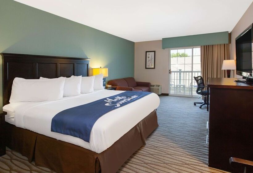 Deluxe Room, Days Inn By Wyndham Petoskey