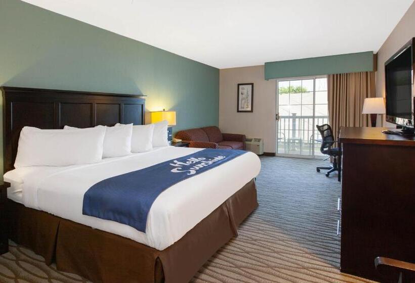 اتاق لوکس با تخت بزرگ, Days Inn By Wyndham Petoskey