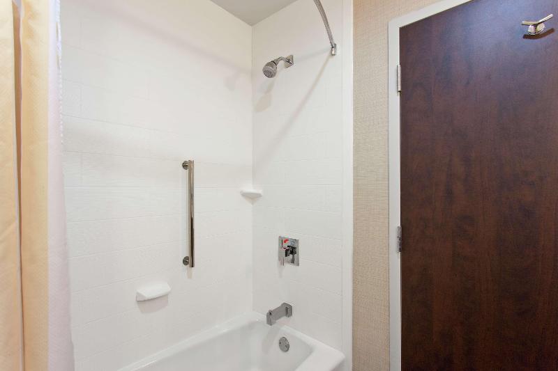 اتاق استاندارد با تخت بزرگ, Hilton Garden Inn Victoria