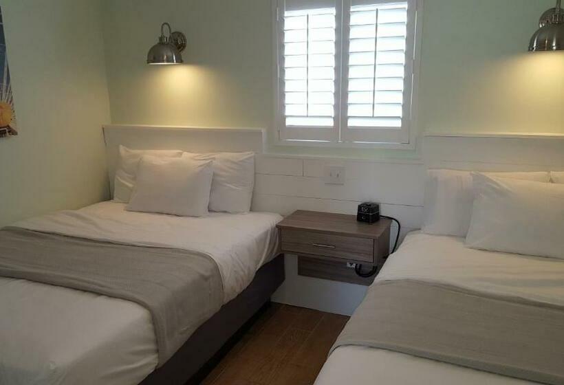 سوییت با چشم‌انداز دریا, Paradise Oceanfront Resort