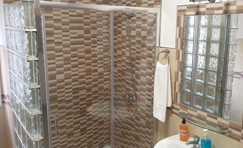 Standard Triple Room Shared Bathroom, Pension Catedral