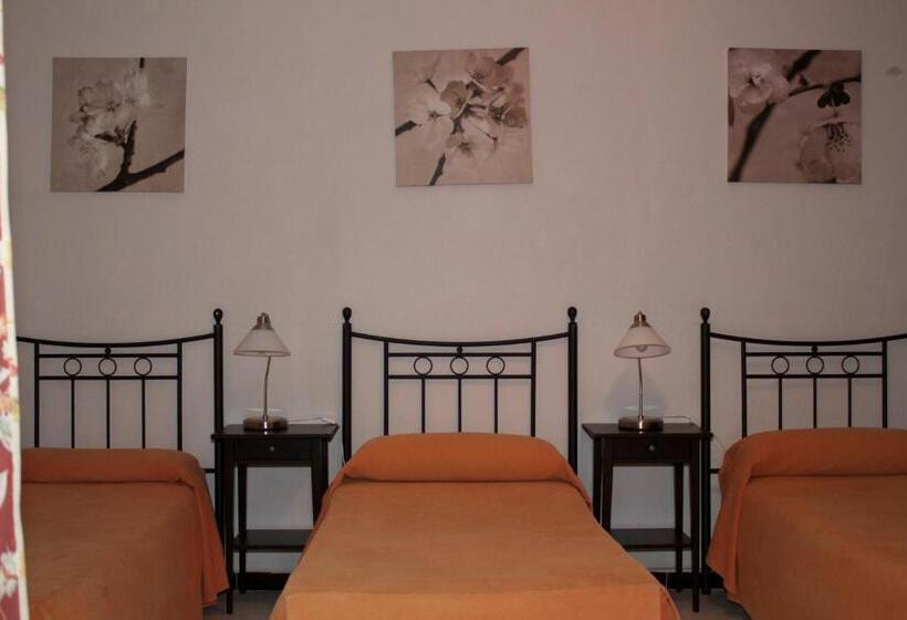 Standard Triple Room Shared Bathroom, Pension Catedral