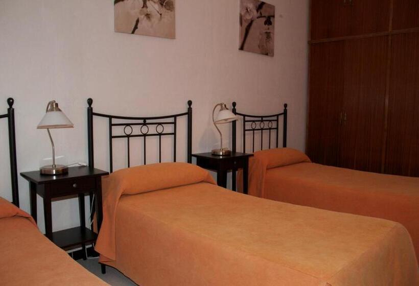 Standard Triple Room Shared Bathroom, Pension Catedral