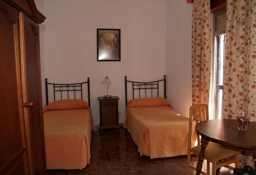 Family Room Shared Bathroom, Pension Catedral