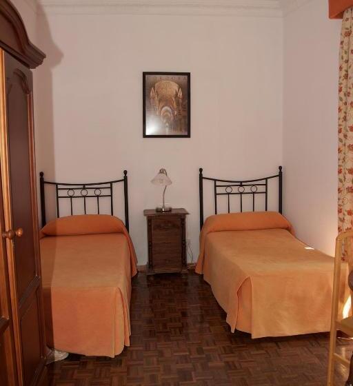 Family Room Shared Bathroom, Pension Catedral