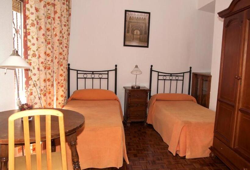 Family Room Shared Bathroom, Pension Catedral