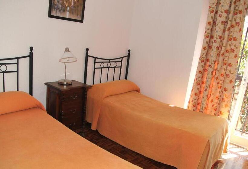 Family Room Shared Bathroom, Pension Catedral