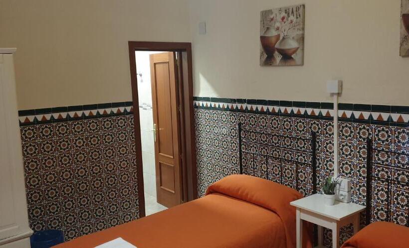 Standard Triple Room, Pension Catedral