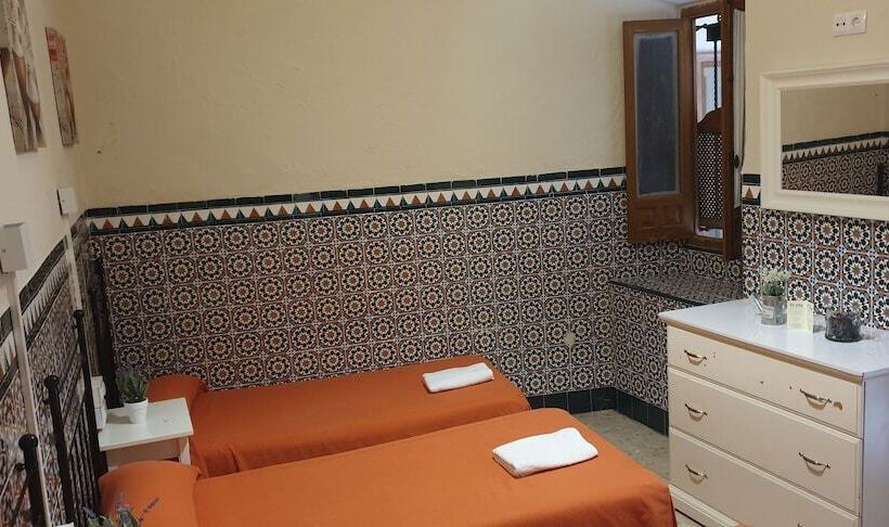 Standard Triple Room Shared Bathroom, Pension Catedral