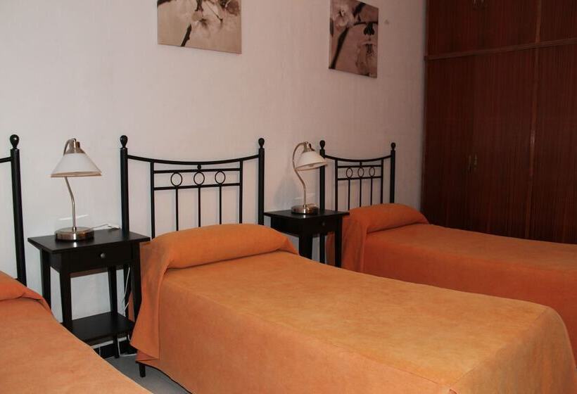 Standard Triple Room Shared Bathroom, Pension Catedral