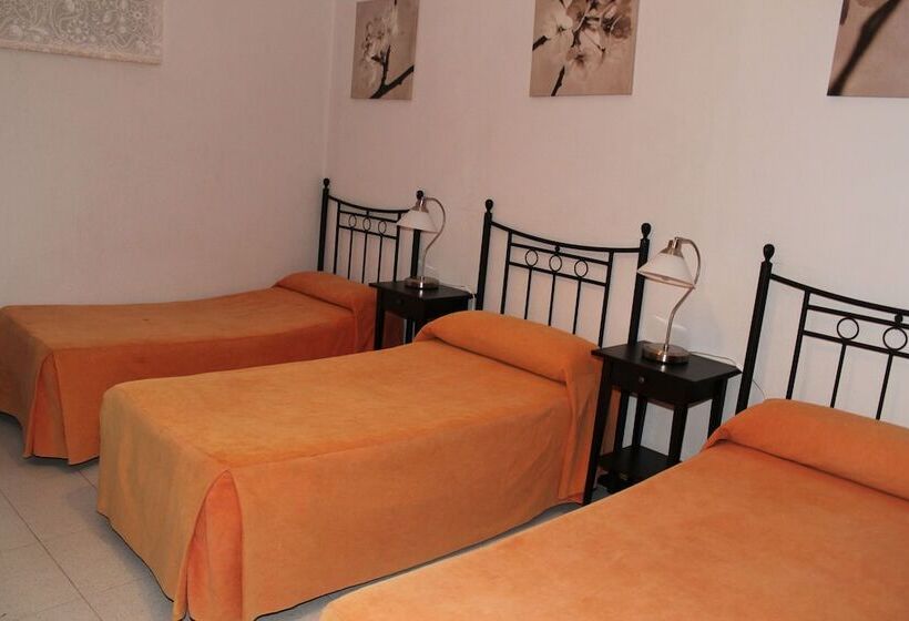 Standard Triple Room Shared Bathroom, Pension Catedral