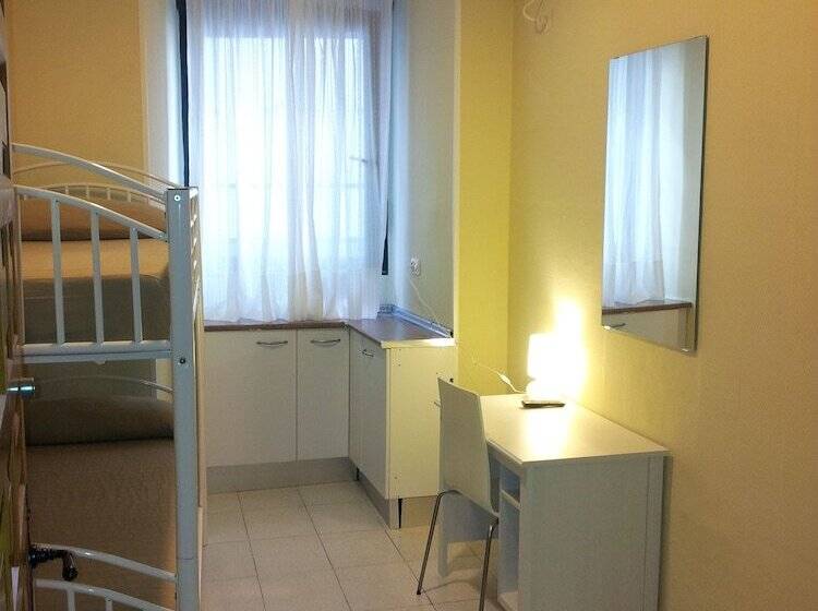 Standard Room with Bunks and Shared Bath, Pension Catedral