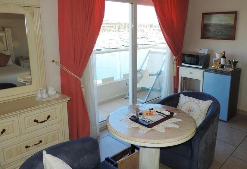 سوییت جونیور با بالکن, Marina Banderas Suites