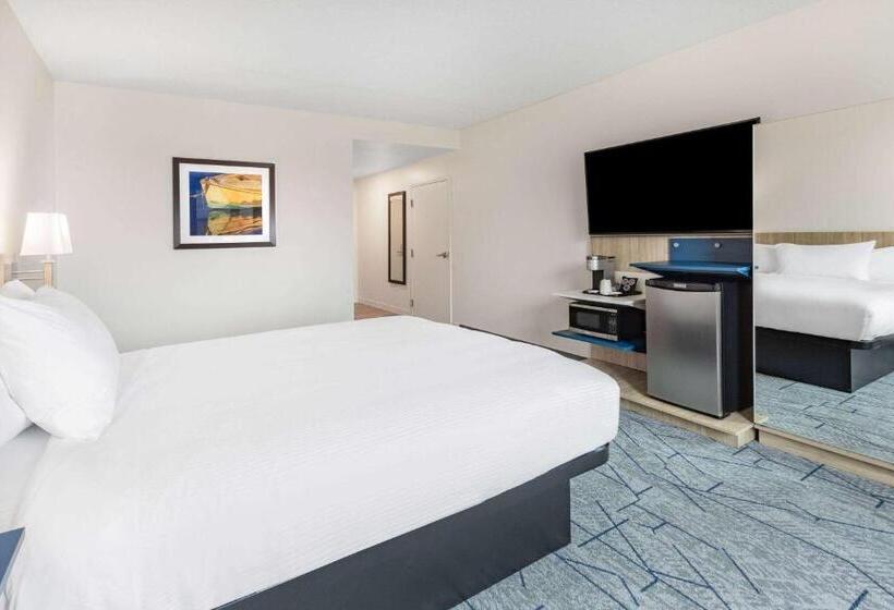 اتاق استاندارد با تخت دو نفره بزرگ برای معلولان, Microtel Inn And Suites By Wyndham Summerside