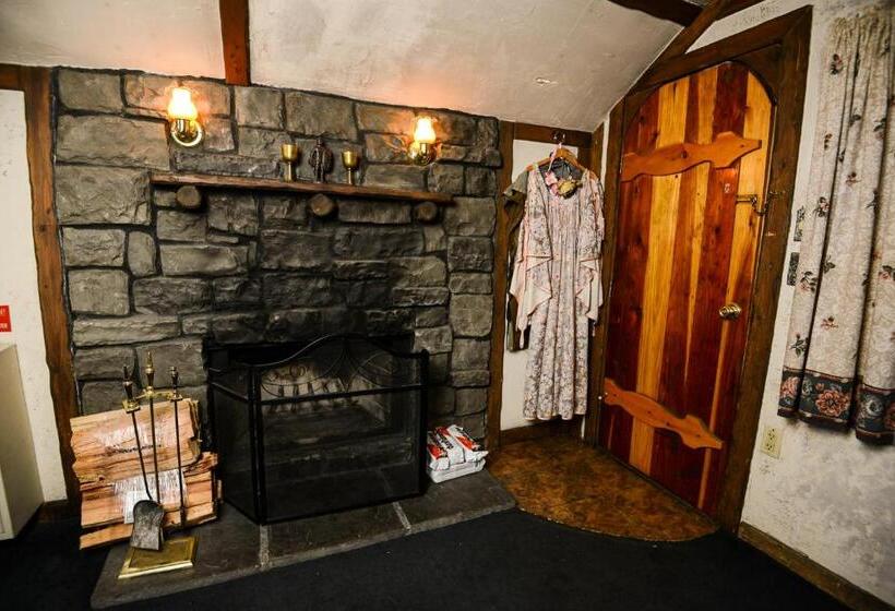 Standard Room, Castle Wood Theme Cottages  Couples Only