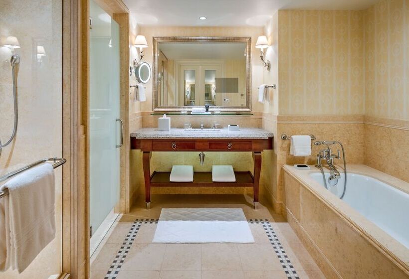 可看到停车场的标准间, Four Seasons Hotel Lion Palace St. Petersburg