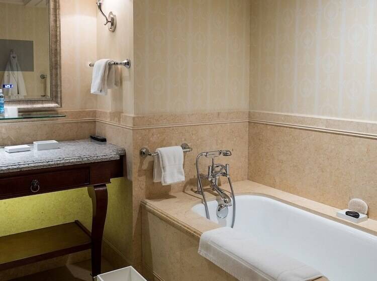 可看到停车场的标准间, Four Seasons Hotel Lion Palace St. Petersburg