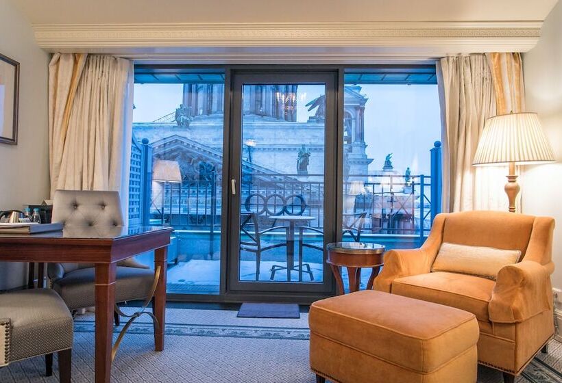 可看到停车场的标准间, Four Seasons Hotel Lion Palace St. Petersburg