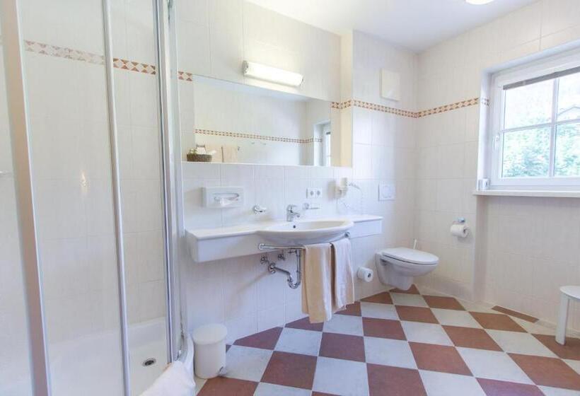 اتاق راحتی, Resl Resort