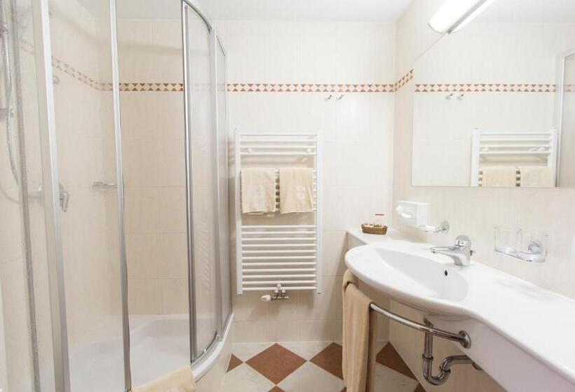 اتاق راحتی, Resl Resort