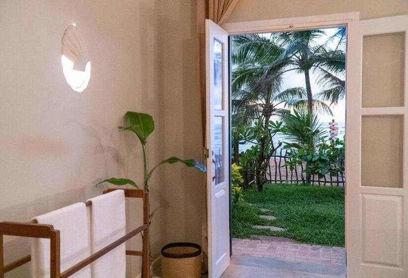 اتاق خانوادگی با چشم‌انداز دریا, The Slow Vegan