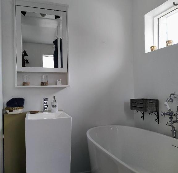 اتاق لوکس با چشم‌انداز دریا, Flateyri Guesthouse