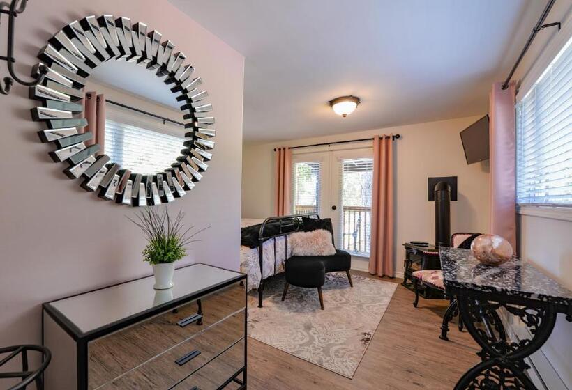 اتاق استاندارد با چشم‌انداز باغ, Raven Point Inn