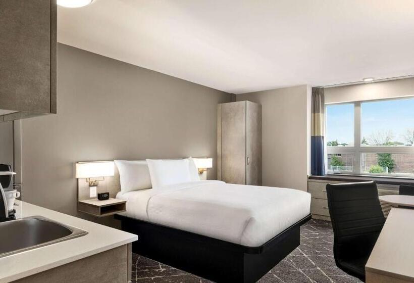 استودیوی استاندارد, Microtel Inn & Suites Dorval Qc