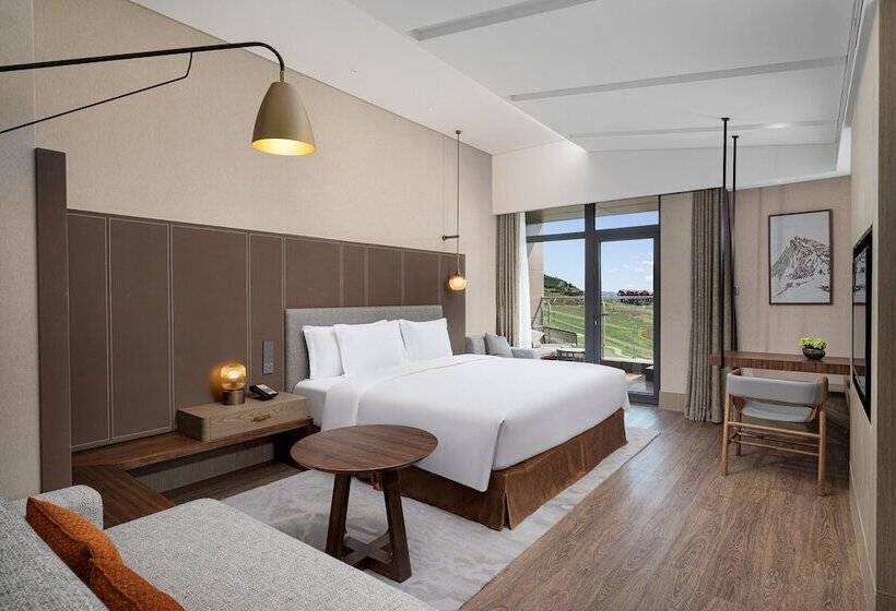 Premium room w/ mountain view, Crowne Plaza Chongli Resort, An Ihg