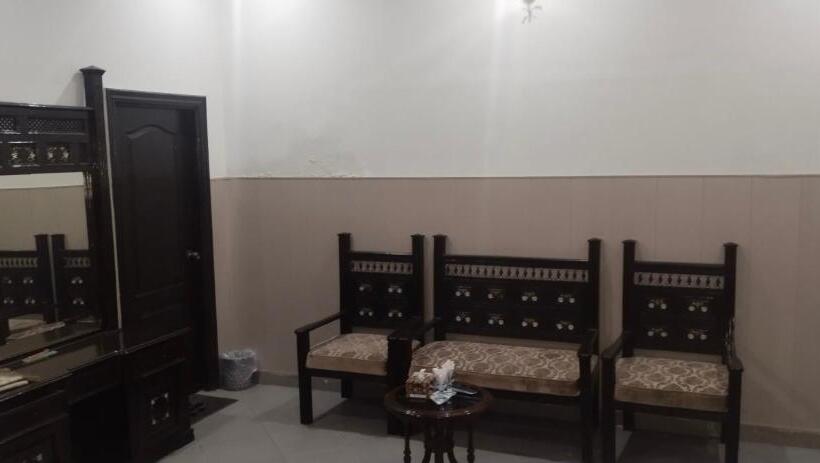 اتاق لوکس خانوادگی, Shelton Palace