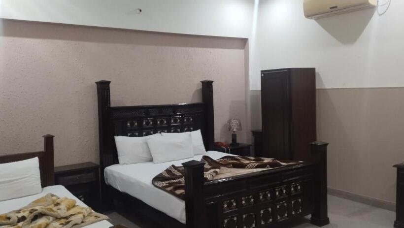 اتاق لوکس خانوادگی, Shelton Palace