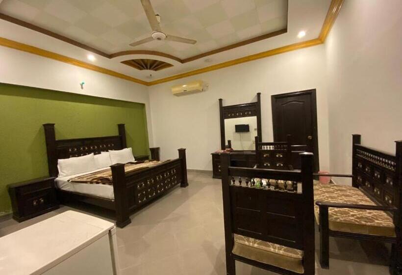 اتاق لوکس خانوادگی, Shelton Palace