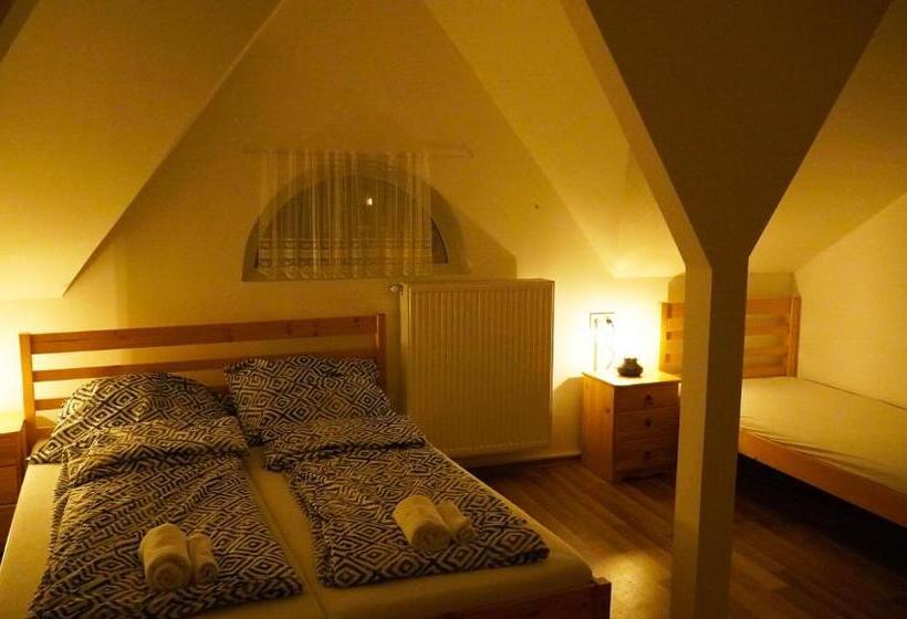 اتاق استاندارد سه نفره, Pajkos Póni Vendégház