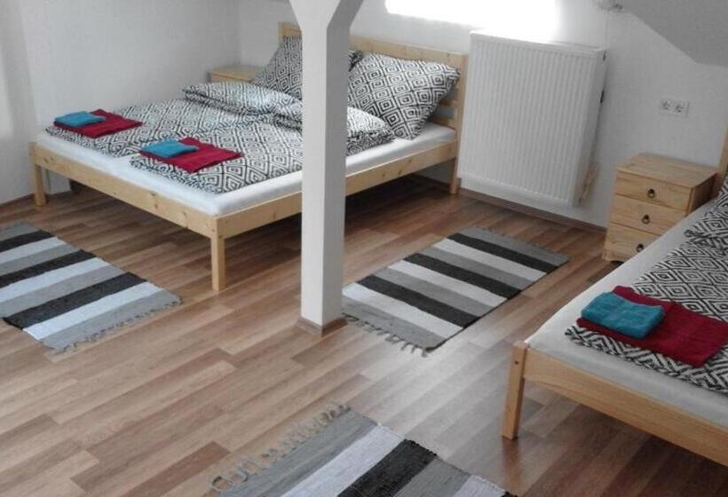 اتاق استاندارد سه نفره, Pajkos Póni Vendégház
